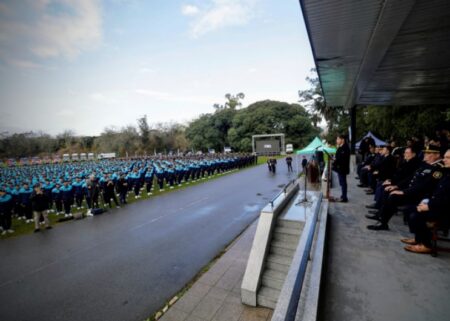 Más de 1.800 cadetes y futuros oficiales de la policía provincial juraron fidelidad a la bandera