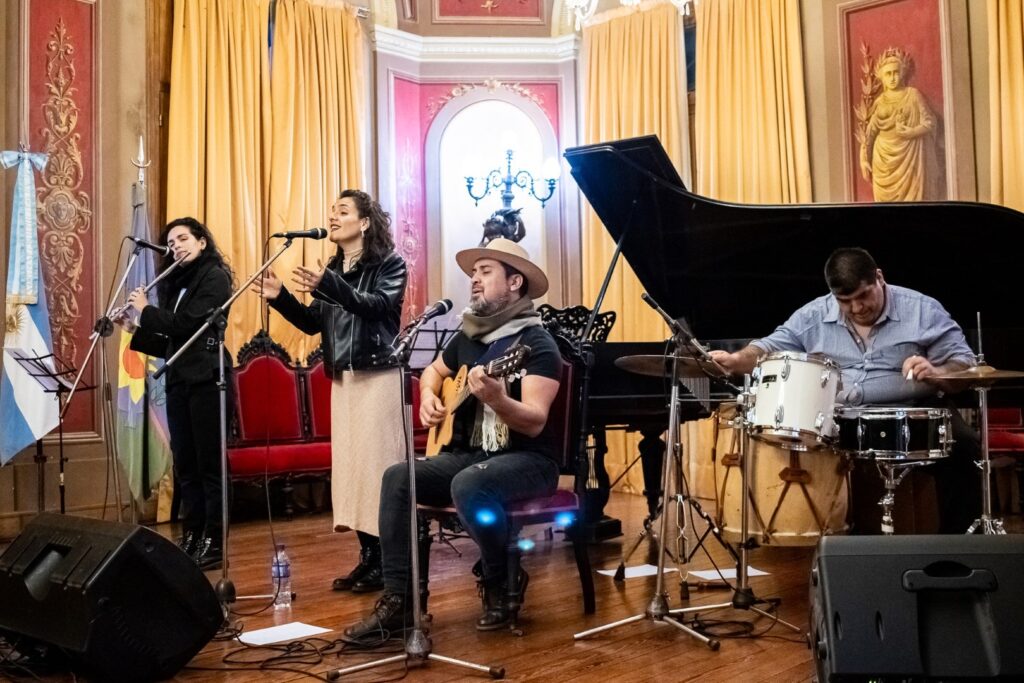 Las Flores: Lus Segura y Leo Gutiérrez en una noche de brillo en folclore para escuchar