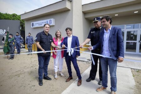 *Kicillof encabezó la inauguración de un polo logístico y escuadrón de caballería en Pinamar*
