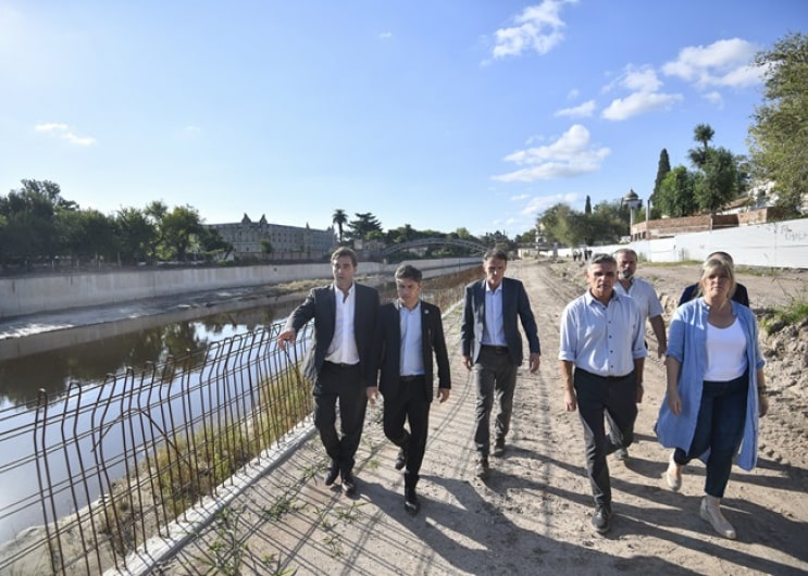 Kicillof recorrió los avances de las obras en el Río Luján