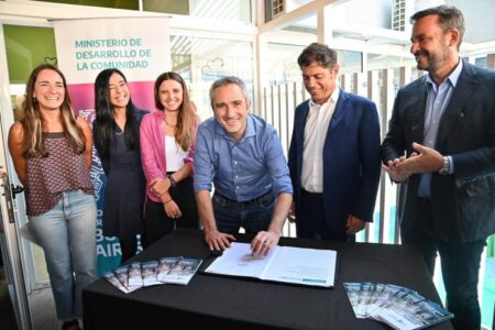 Escobar: Kicillof y Larroque firmaron convenios para fortalecer la niñez y el hábitat