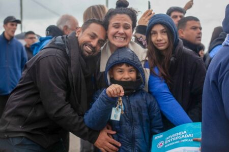 Kicillof entregó viviendas a familias de Villa Elvira