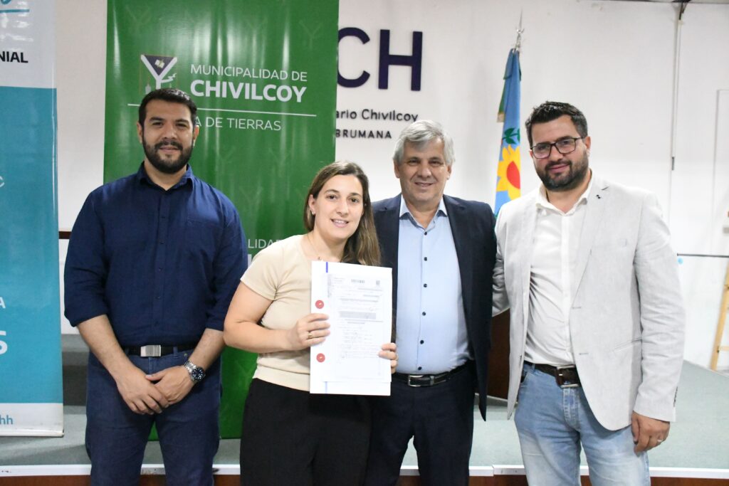 79 familias chivilcoyanas firmaron los títulos de propiedad de sus viviendas en un acto encabezado por el intendente Guillermo Britos