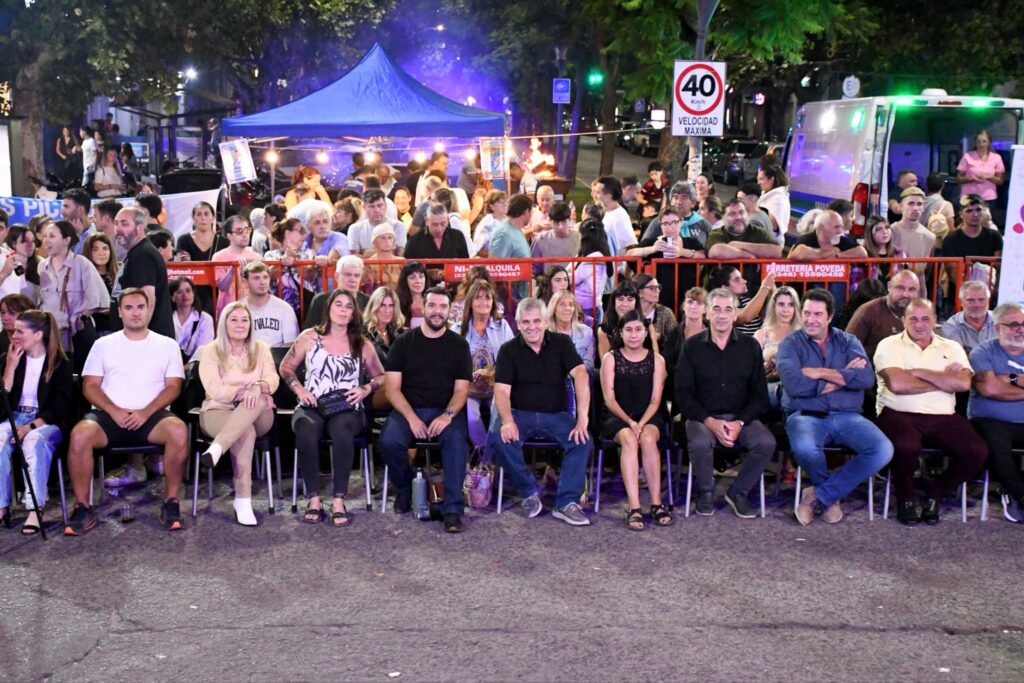 La segunda noche de los Carnavales de Chivilcoy volvió a ser una verdadera fiesta popular y superó ampliamente la convocatoria de la jornada inaugural