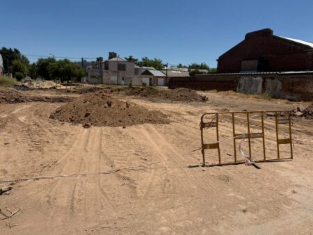 Chivilcoy: Avanzan las obras de cordón cuneta y apertura de calle en los barrios Norte y Gato y Mancha