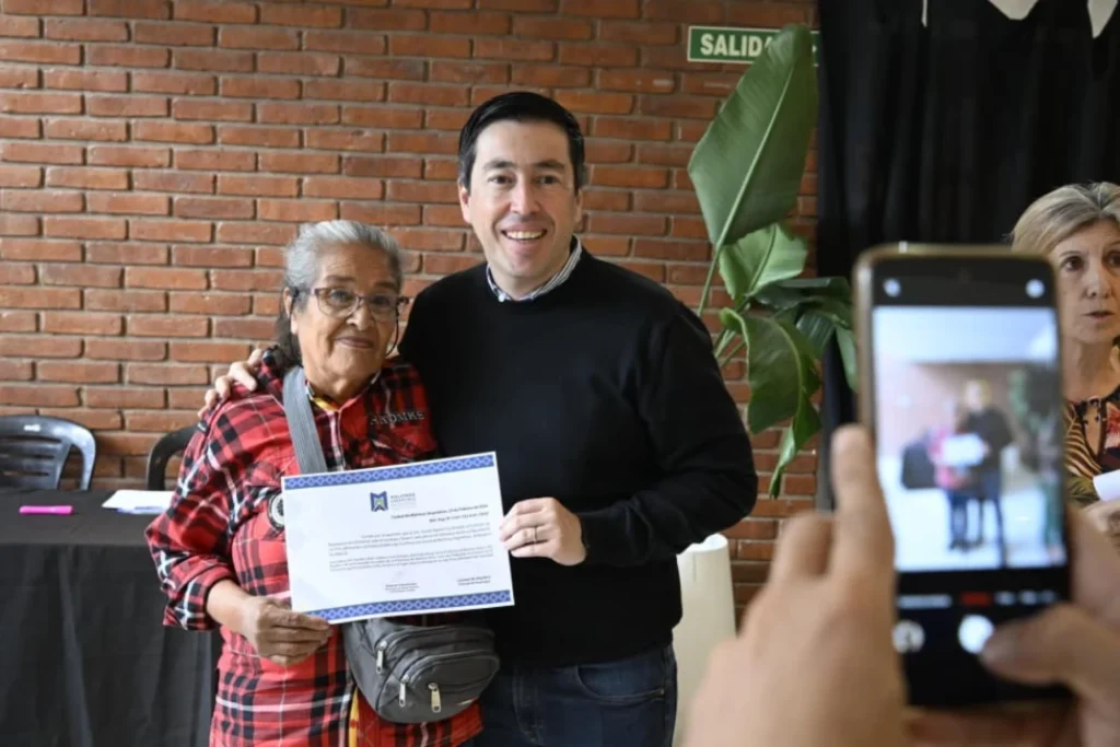 Nardini entregó escrituras definitivas a 33 familias malvinenses