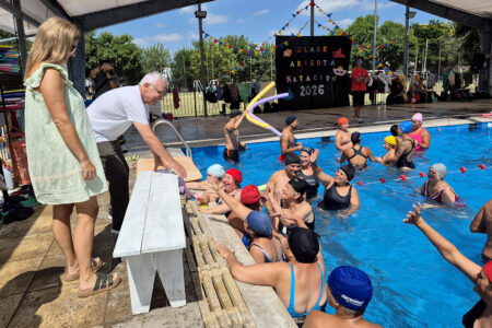 Tigre: En el marco de las colonias de verano, Julio Zamora acompañó unas clases abiertas de natación en polideportivos del distrito