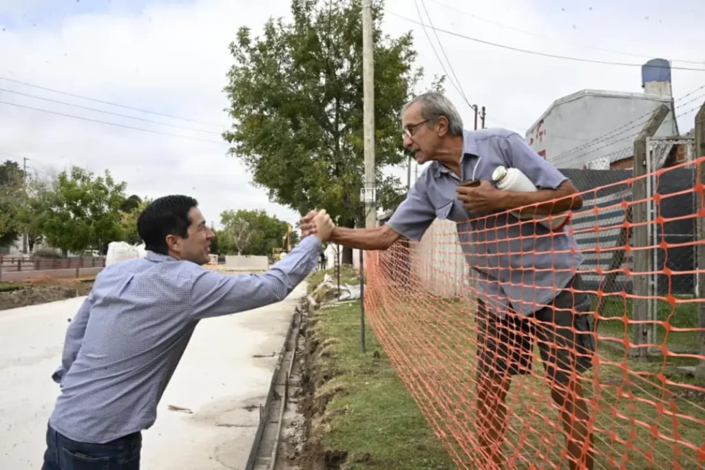 Malvinas Argentinas: Nardini visitó la obra de repavimentación de la calle Hooke en Grand Bourg
