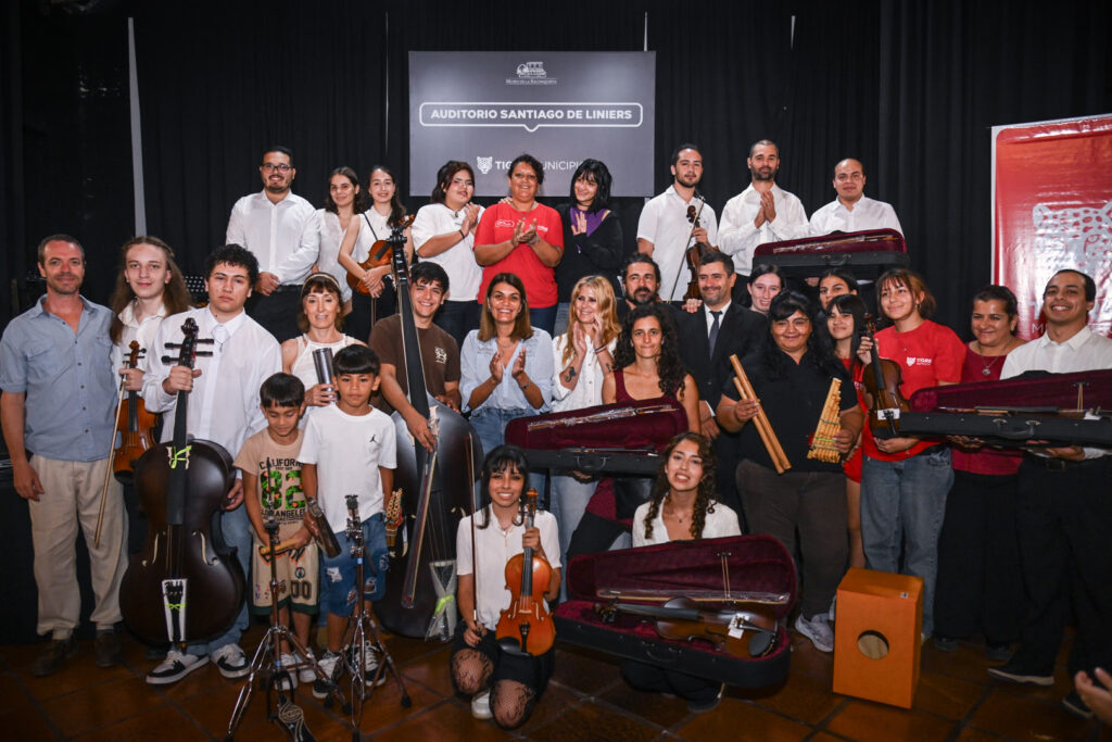 Con motivo de promover la cultura, el Municipio de Tigre formalizó la entrega de instrumentos musicales a sus Orquestas Infanto Juveniles