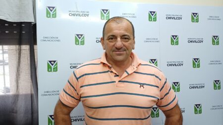 Chivilcoy: Esteban Genaro: “Estamos recuperando y colocando bancos que estaban descuidados o inutilizados para mejorar los espacios públicos”