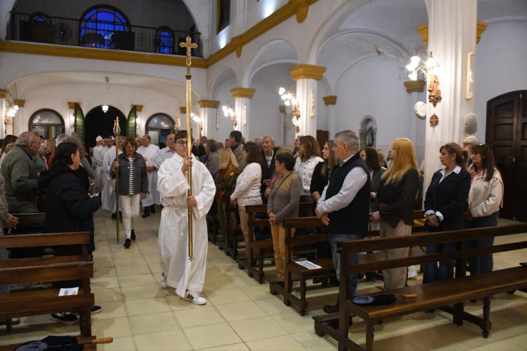 Chivilcoy: El intendente Guillermo Britos, junto a funcionarios municipales, participó de la misa de inicio del ministerio pastoral del Padre Federico Lagoa en la Parroquia Nuestra Señora del Carmen.