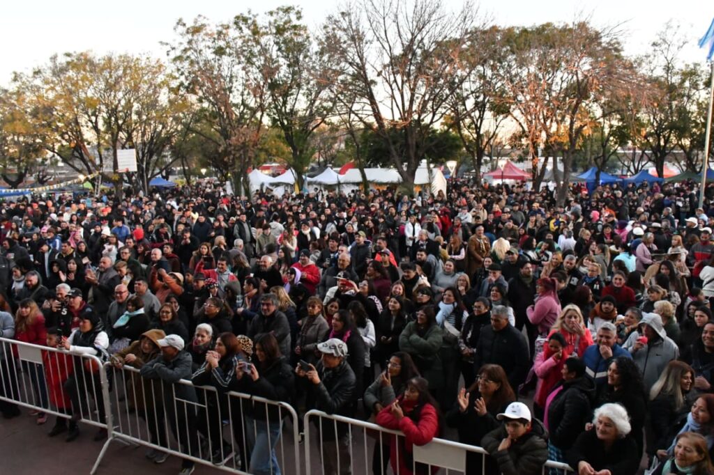 Morón: Miles de personas participaron de la celebración del Señor de los Milagros de Mailín