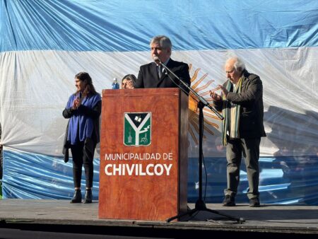 Chivilcoy: Cientos de vecinos colmaron la Plaza Belgrano acompañando el acto y la promesa de Lealtad a la Bandera