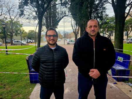 Chivilcoy : Trabajos de mantenimiento y restauración en los bancos de Plaza España