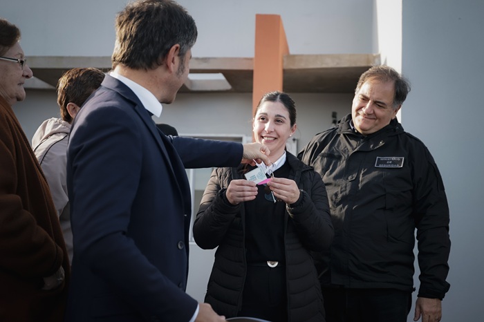 Kicillof entregó viviendas a familias de General Belgrano