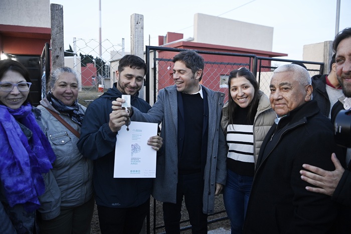 Kicillof entregó viviendas a familias de San Pedro