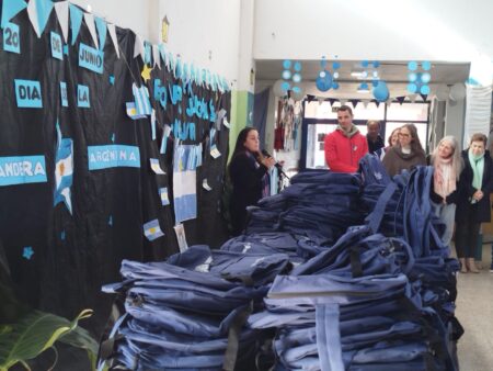 General Rodríguez: Jornada de Entrega de Mochilas y útiles en el CEC N° 801