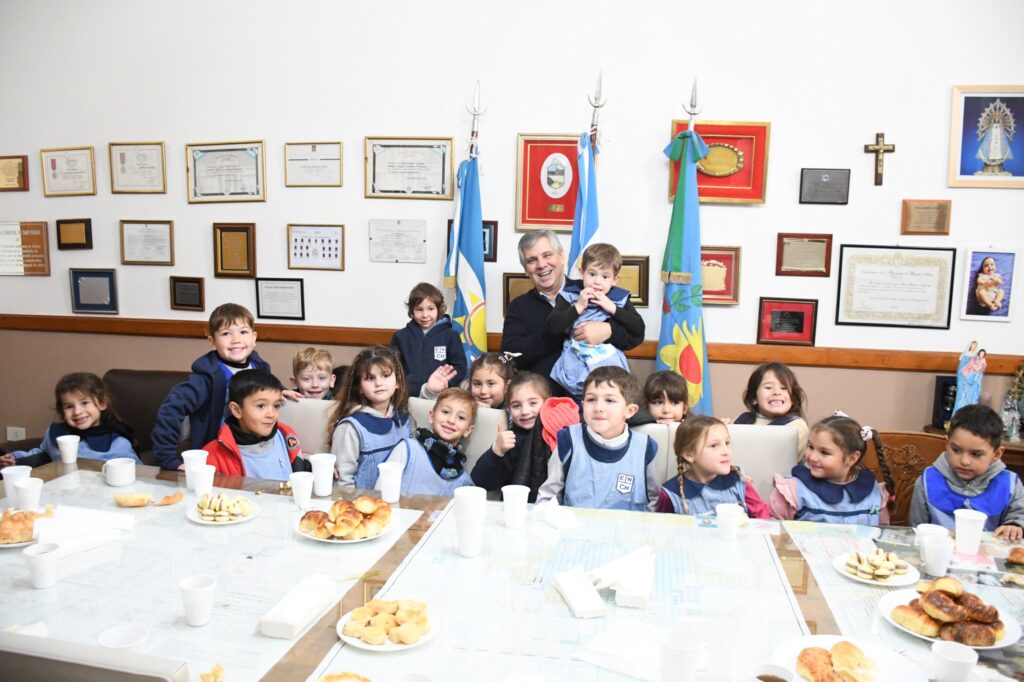 Chivilcoy: Britos recibió en el Palacio Municipal a los niños, familias y docentes de la Tercera Sección Turno Mañana del Jardín N° 916 con quienes compartió un desayuno
