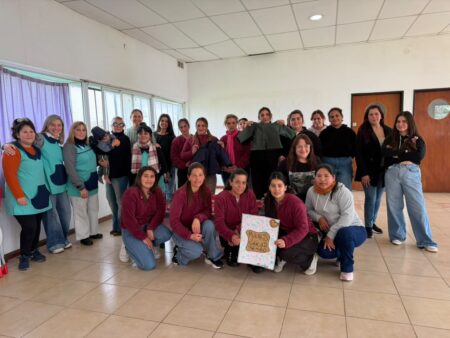 Chivilcoy: Articulación de las áreas: Entregaron pilotos de lluvia confeccionados en talleres municipales a niños del Centro de Primera Infancia