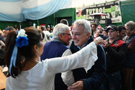 Tigre: Julio Zamora acompañó la celebración por el Día de la Independencia junto a centenares de vecinos en Troncos del Talar