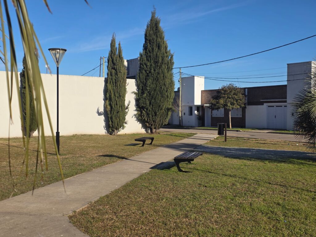 Chivilcoy: La Secretaría de Servicios Públicos realizó trabajos integrales de mantenimiento y puesta en valor en la Plaza del barrio San Ceferino