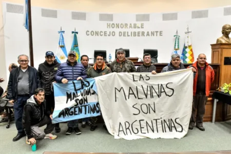 Malvinas Argentinas:“Una caricia al alma”: con la presencia de veteranos, Malvinas Argentinas reconoció el gesto soberano de la Selección Argentina de fútbol