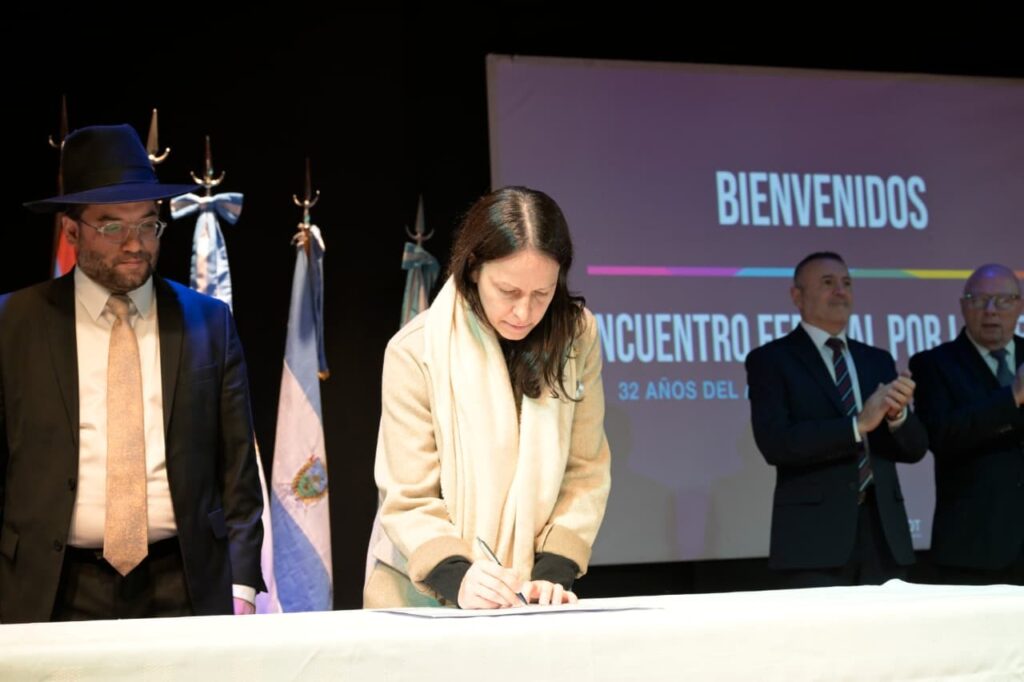 A 32 años del atentado, Soledad Martínez firmó un compromiso en la AMIA por la memoria y contra la impunidad