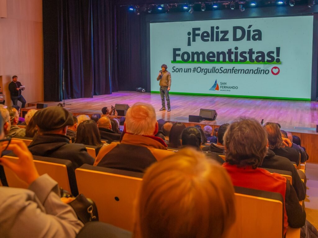 Juan Andreotti homenajeó a clubes y sociedades de fomento de San Fernando en su día