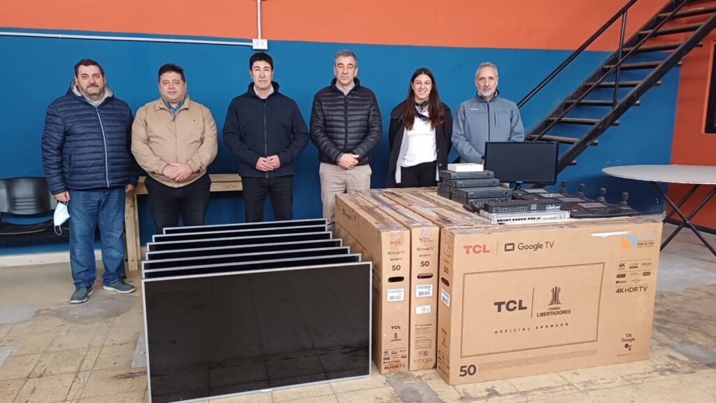 Chivilcoy: El Municipio entregó equipamiento tecnológico en desuso a la Escuela Técnica para fortalecer las prácticas profesionalizantes
