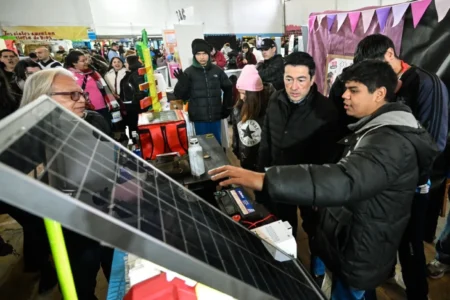 Nardini visitó la 30ª Feria Regional de Educación, Artes, Ciencias y Tecnología con sede en Malvinas Argentinas