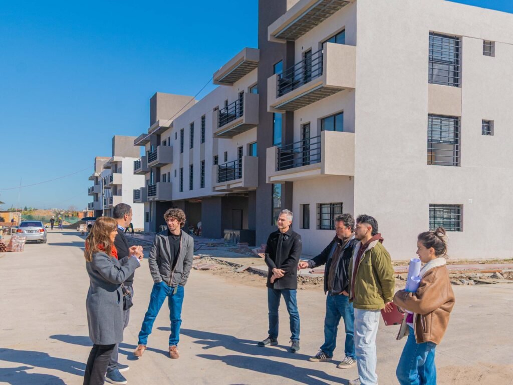 San Fernando: Juan Andreotti anunció el próximo sorteo de 46 viviendas y recorrió el avance de las obras