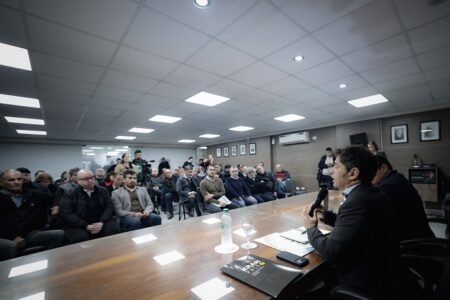 Kicillof se reunió con intendentes chaqueños, dirigentes gremiales y representantes del sector productivo local