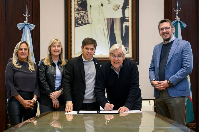 Kicillof y Cuattromo firmaron convenios con municipios para la compra de bienes de capital