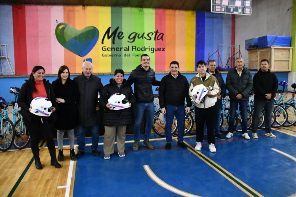 General Rodríguez: Se Entregaron Bicicletas y Cascos de Motos en el Polideportivo