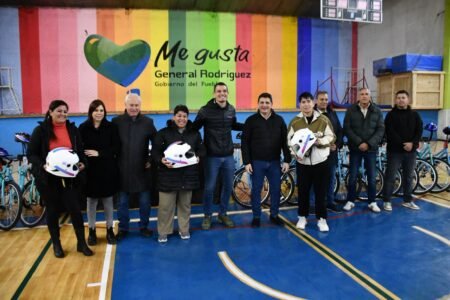 General Rodríguez: Se Entregaron Bicicletas y Cascos de Motos en el Polideportivo