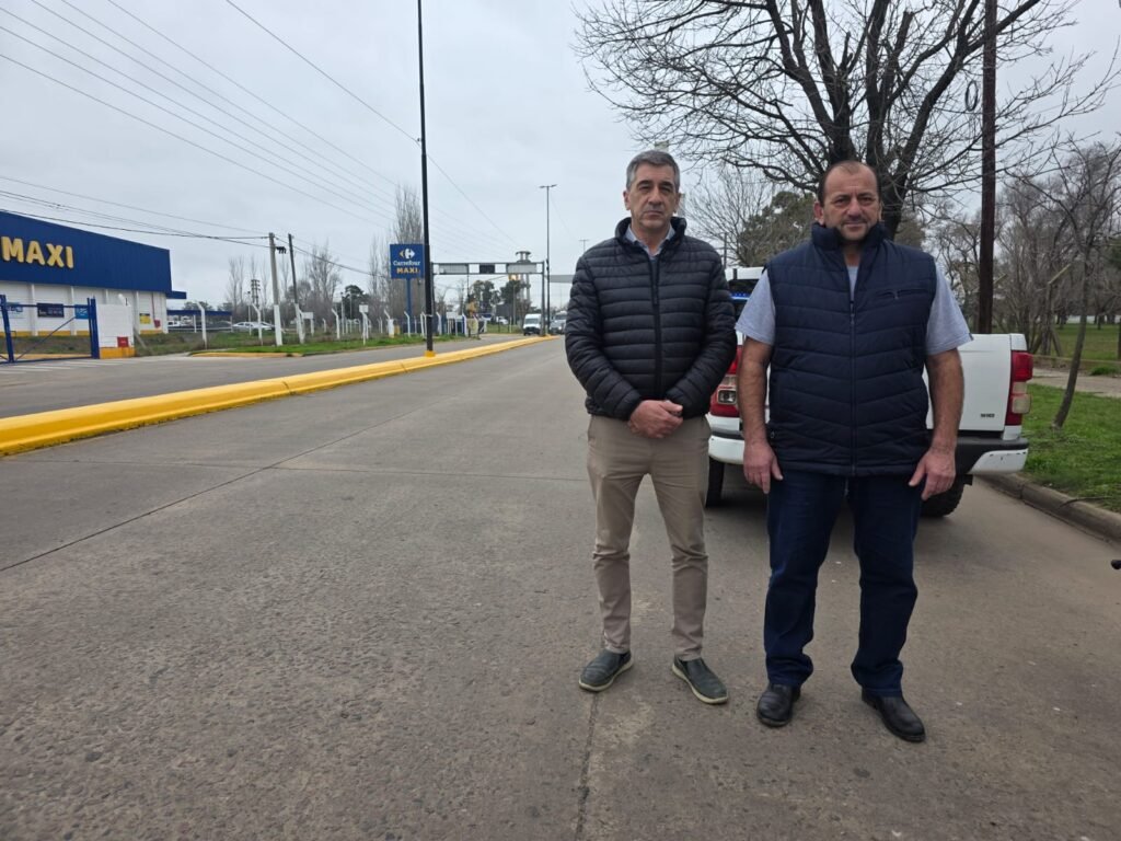 Chivilcoy: Se realizan tareas de pintura de columnas, demarcación vial y colocación de señalización desde acceso Alfonsín a la ciudad y se continuará en otros puntos
