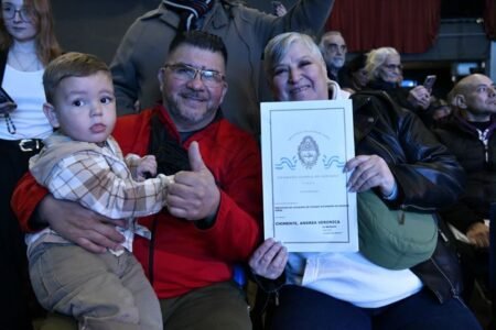 Kicillof entregó más de 1.500 escrituras gratuitas a familias en Almirante Brown