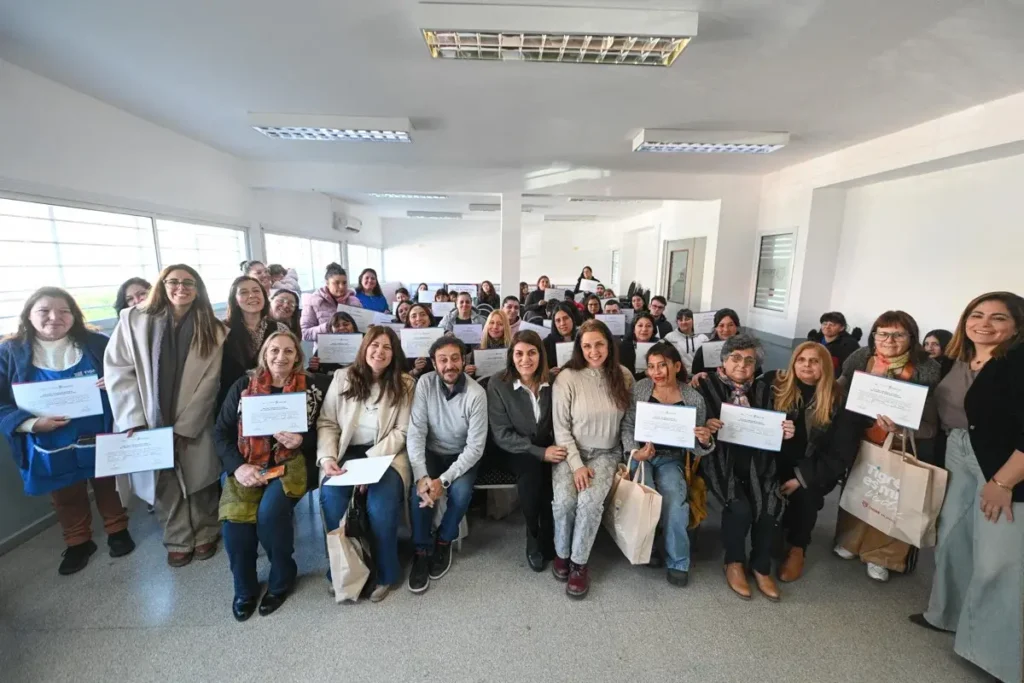 Tigre: A través de la entrega de certificados, el Municipio reconoció a auxiliares de escuelas que finalizaron el curso de Servicio Alimentario Escolar