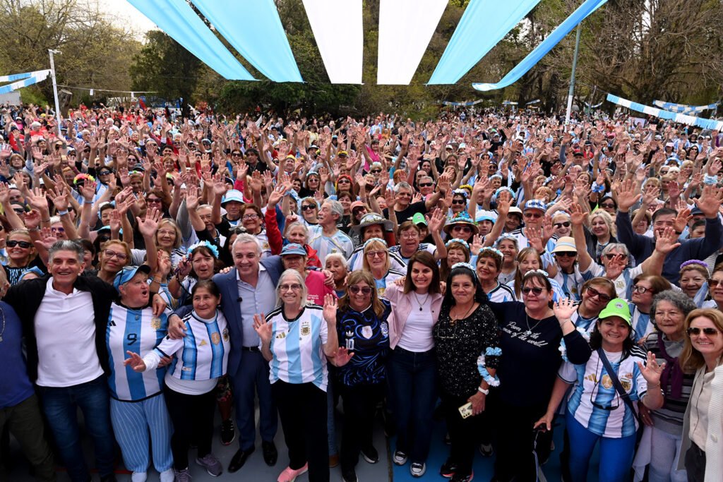 Tigre: En el marco del Día del Jubilado, Julio Zamora compartió una jornada junto a una multitud de adultos mayores