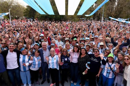 Tigre: En el marco del Día del Jubilado, Julio Zamora compartió una jornada junto a una multitud de adultos mayores