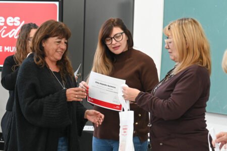 Se entregaron certificados del programa de formación «Emprendedoras Rodantes» destinado a vecinas del Municipio de Tigre