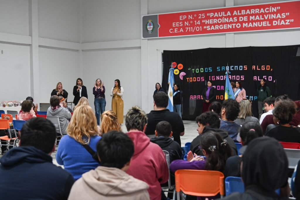 En el marco del Día del Maestro, escuelas públicas para adultos del Municipio de Tigre realizaron acto conmemorativo