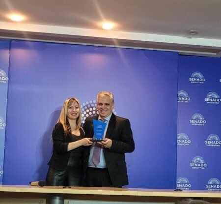 Guillermo Britos recibió el Premio Comunas al Compromiso Ciudadano en el Senado de la Nación