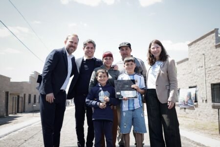 Kicillof entregó viviendas a familias de Tristán Suárez