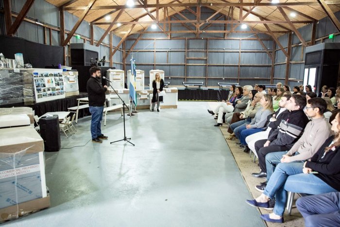 La Provincia entregó equipamiento para cocinas y comedores de 41 escuelas