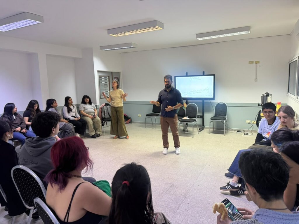 En el CUT, estudiantes del Centro de Idiomas de Tigre participaron de un laboratorio creativo